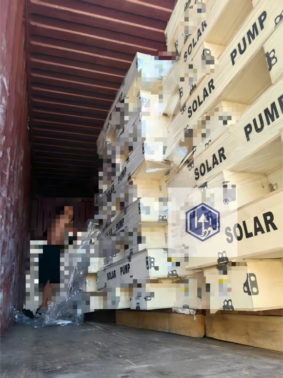 Leverans har gjorts av en 20 fots container med solpumpar